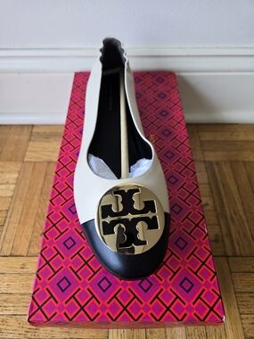 Brand New Tory Burch Two-Tone Leather Flat with Gold Logo - White and Black